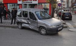 Hafif ticari araç ile minibüsün çarpıştığı kazada maddi hasar oluştu
