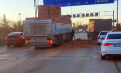 Eskişehir’de tır dorsesinden dökülen tuğlalar trafiği olumsuz etkiledi