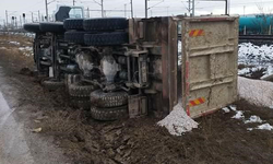Eskişehir'de şarampole devrilen kamyonun sürücüsü yaralandı