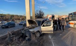 Eskişehir'de üst geçidin ayağına çarpan araçtaki 2 kişi yaralandı