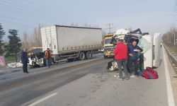 Eskişehir'de kaza: Kabini kopan tırın sürücüsü yaralandı