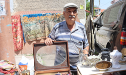 Yılların tarihini çarşı pazar dolaşarak satıyor