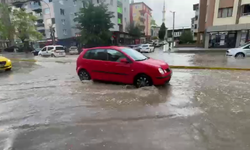 Eskişehir'de aniden bastıran kuvvetli yağış hayatı olumsuz etkiledi