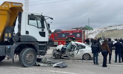 Eskişehir'de kamyon ile otomobil kafa kafaya çarpıştı: 1 ölü