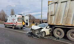 Kırmızı ışıkta bekleyen kamyonlara çarpan otomobilin sürücüsü yaralandı