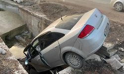 Eskişehir Odunpazarı’nda kayganlaşan yol sebebiyle araç kanala uçtu