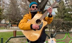 Eskişehir’de aynı anda hem mızıka hem gitar çalan sokak sanatçısı