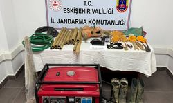 Eskişehir’de kaçak kazı yapan 3 kişi jandarma tarafından yakalandı