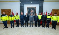 Vali Hüseyin Aksoy, trafik personeline başarı belgesi takdim etti