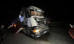Eskişehir’de Tır, önündeki araca çarptı: sürücü kabinde sıkıştı