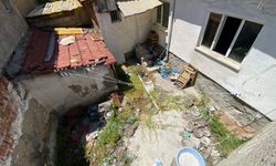 Eskişehir’de çöp ev mahalleliyi canından bezdirdi