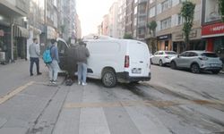 Eskişehir'de kavşakta kaza: araç duvara çarptı, 1 kişi yaralandı
