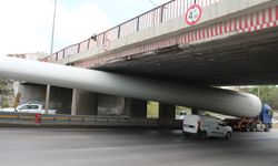 Rüzgâr Türbini kanadı üst geçide sıkıştı