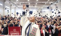 Anadolu Üniversitesi’nde mezuniyet coşkusu: 63 yaşında üniversite mezunu oldu