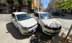 Eskişehir’de iki kadın sürücünün karıştığı kazada maddi hasar oluştu