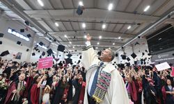 Anadolu Üniversitesi mezun vermeye devam ediyor