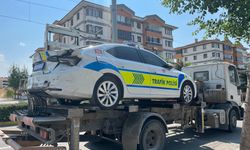 Kazayı inceleyen polise araç çarptı