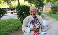 Elinde teyp sokak sokak geziyor