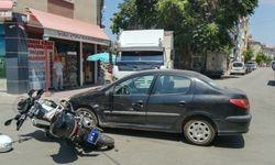 Motosiklet polis aracına çarptı