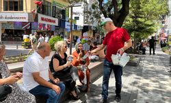 "Sadaka niyetine su dağıtıyoruz, herkesin bir duası var"