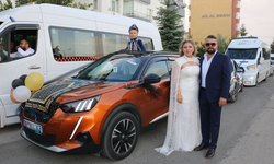 Servis araçlarından renkli konvoy