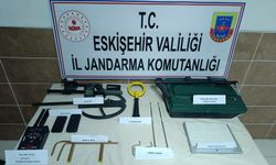 Eskişehir'de kaçak kazı yapan 5 kişi suçüstü yakalanarakhaklarında işlem başlatıldı.