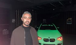 Bu arabanın rengi gündüz farklı gece farklı