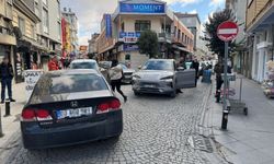 Eskişehir’de Hatalı Park Trafiği Kilitledi: Sürücüler Dakikalarca Yolda Kaldı