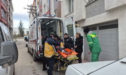 Evinde düşen 86 yaşındaki kadını polis kapıyı kırarak kurtardı