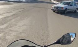 Caddeye kontrolsüz çıkan araca çarpmaktan kıl payı kurtuldu