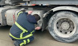 Kaygan Yolda Kontrolden Çıkan Otomobil Park Halindeki Tıra Çarptı