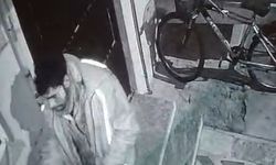 Eskişehir’de Balkonlardan Motosiklet Ekipmanı Çalan Şüpheli Kamerada