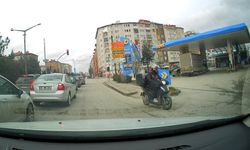 Eskişehir’de Motosikletli Kuryeden Tehlikeli Hareket: Ters Yönde İlerledi