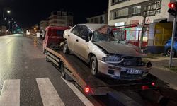 Eskişehir’de Kırmızı Işık Kazası: Tıra Çarpan Sürücü Araçta Sıkıştı