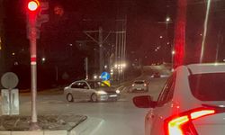 Otomobil Tramvay Raylarına Girdi: Trafik Tehlikeye Düştü