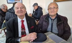 91 Yaşındaki Haşmet amca yıllardır takım elbiseyle dolaşıyor