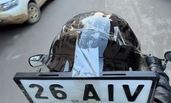 Düşen plakasını kaskına bantlayıp yoluna devam etti