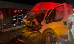 Panelvan araç park halindeki tıra ok gibi saplandı: 2 ağır yaralı