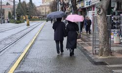 Eskişehir’de Sağanak Etkili Oldu: Vatandaşlar Şemsiyeye Sarıldı