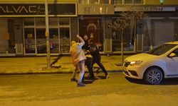 Eskişehir’de alkollü arkadaşların kavgası kameralara yansıdı
