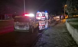 Eskişehir'de Yağmur Kazaya Davetiye Çıkardı: Kontrolden Çıkan Otomobil Duvara Çarptı