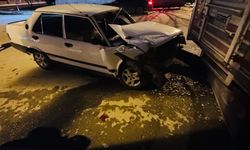 Eskişehir’de alkollü ve ehliyetsiz sürücü park halindeki kamyonete çarptı