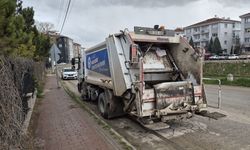 ‘Dur’ Levhasına Uymayan Otomobil Çöp Kamyonuna Çarptı