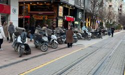 Kurye Motosikletleri Yaya Yolunu İşgal Etti