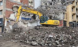 Sadece apartman değil, esnafın ekmek teknesi de yıkıldı