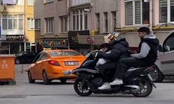 Tek Motosiklet Üç Yolcu: Kask Hak Getire