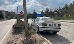 Eskişehir'de kontrolden çıkan otomobil refüje çıktı