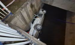 Otomobil 5 metrelik sulama kanalına uçtu