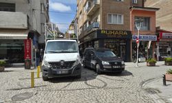 Eskişehir’de dar sokakta hatalı park trafiği felç etti