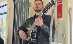 Tramvayda Genç Müzisyenden Gitar Ziyafeti